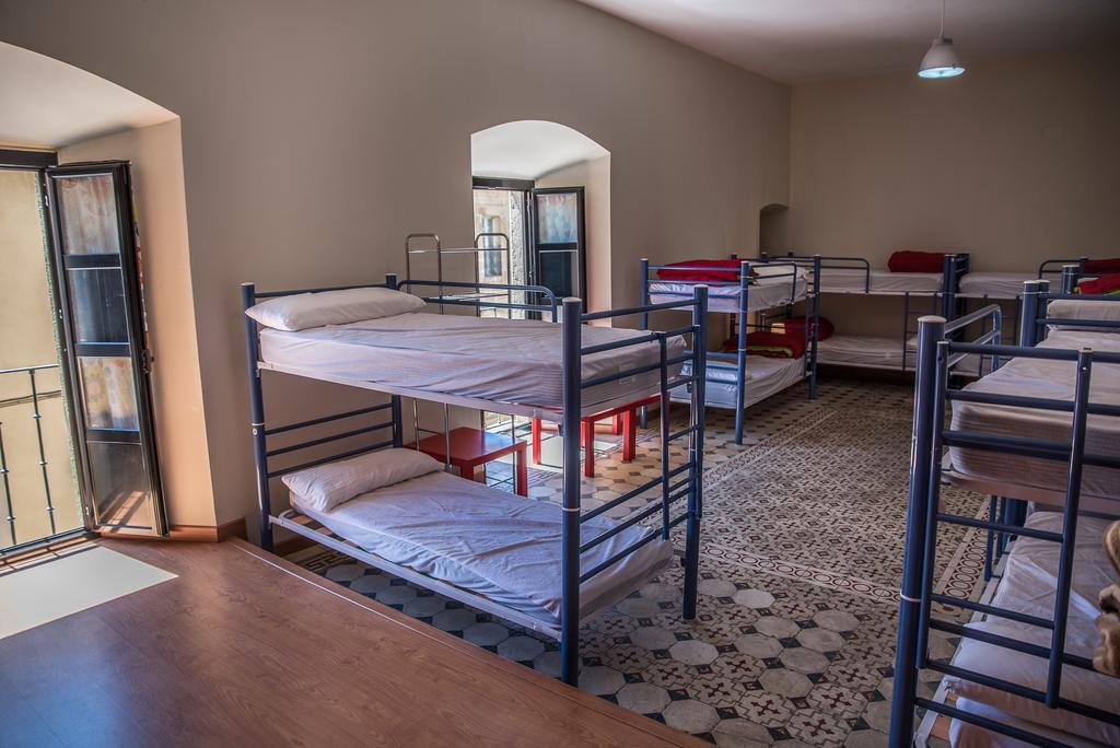 Cama individual en dormitorio mixto compartido (10 adultos) con baño compartido